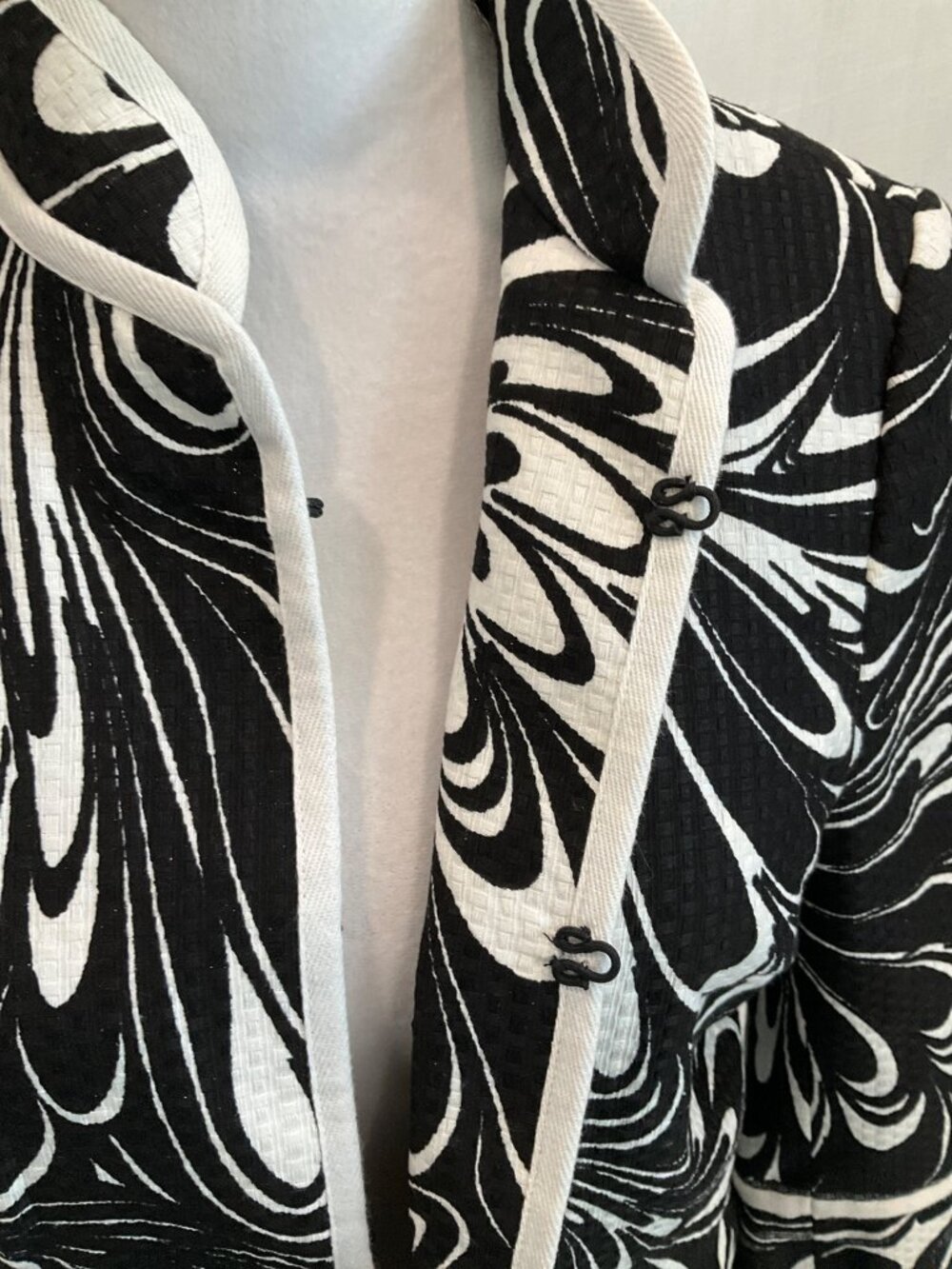 Chico's Medium Floral Black/White Jacket Blazer size 1 - Picture 4 of 7